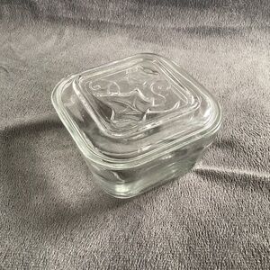 ONE VINTAGE HAZEL ATLAS GLASS COVERED REFRIGERATOR  DISH IN IVY LEAF PATTERN